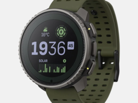 02_suuntovertical_titaniumsolarforest-perspective-c-14-watch-face.webp